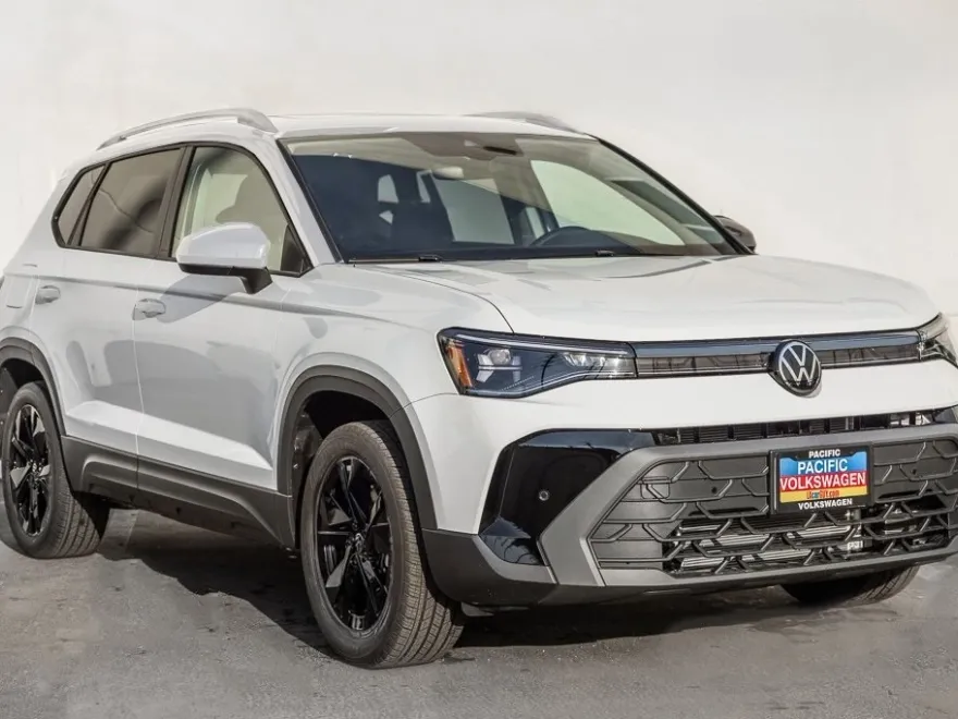 2025 Volkswagen Taos SE photo 1