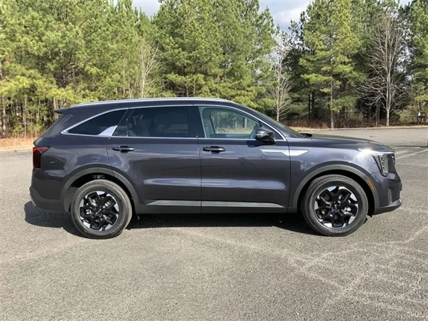 2025 Kia Sorento S photo 1
