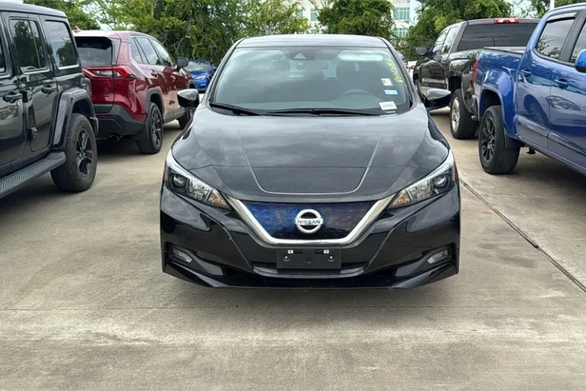 2022 Nissan Leaf SV photo 1