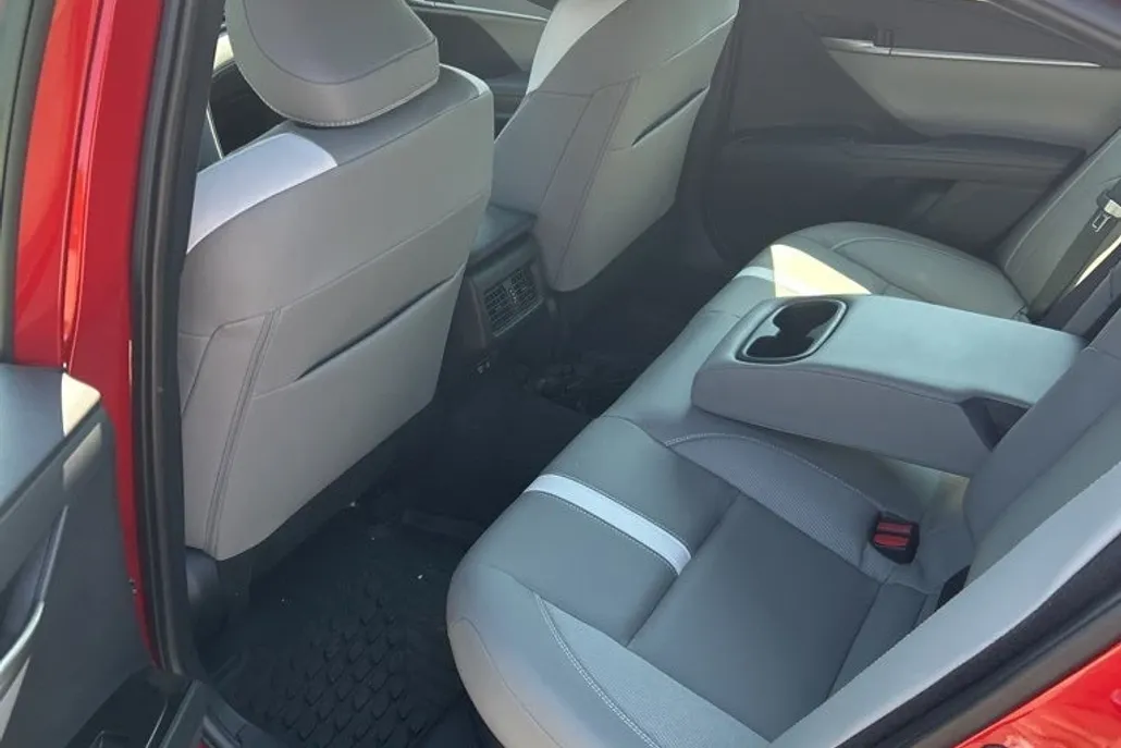 2025 Toyota Camry SE photo 1