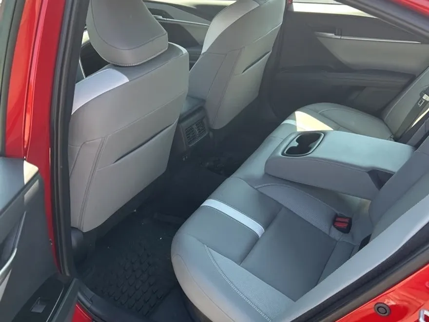 2025 Toyota Camry SE photo 1
