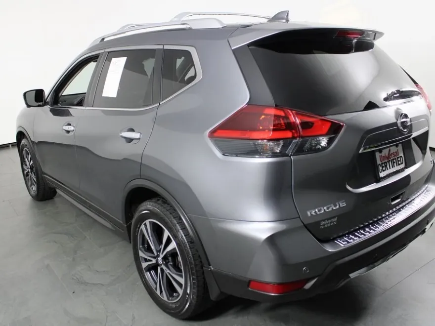 2019 Nissan Rogue SV photo 1