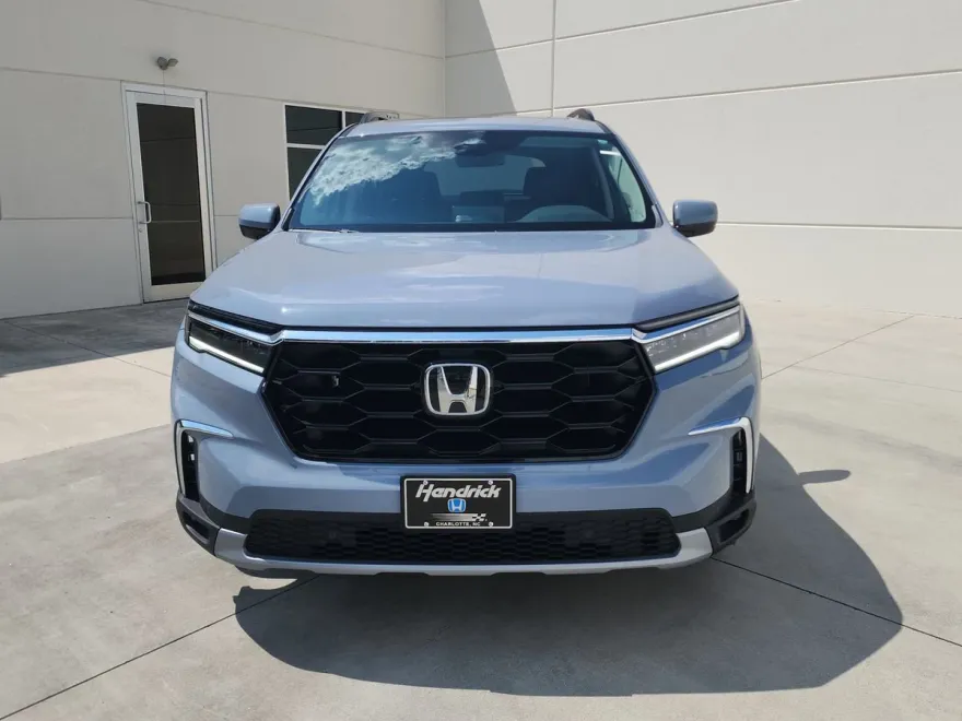 2025 Honda Pilot Touring photo 1