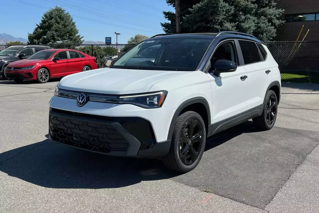 2025 Volkswagen Taos SE photo 1