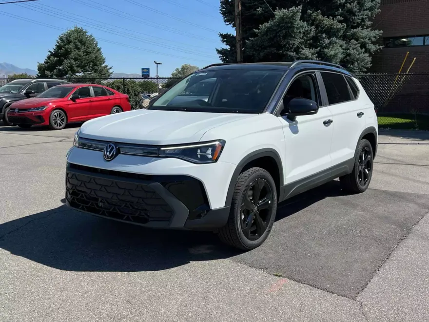 2025 Volkswagen Taos SE photo 1