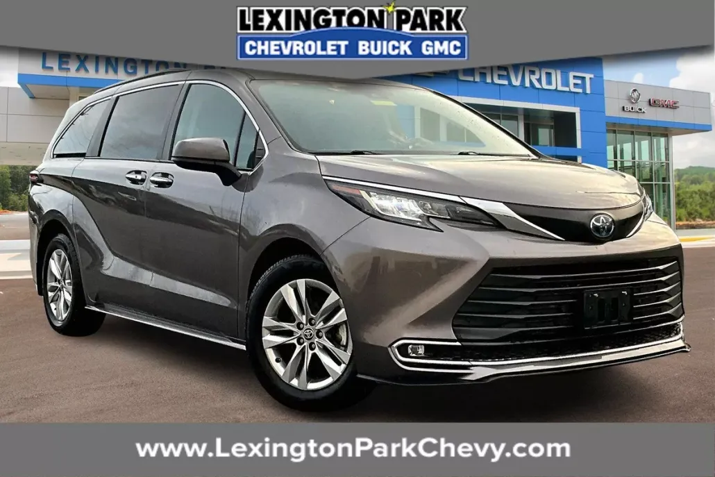 2022 Toyota Sienna XLE photo 1