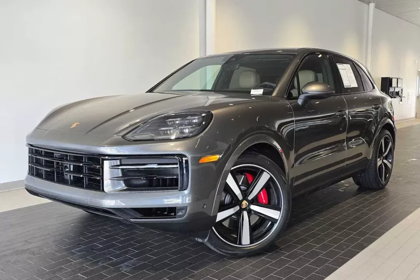2024 Porsche Cayenne S photo 1