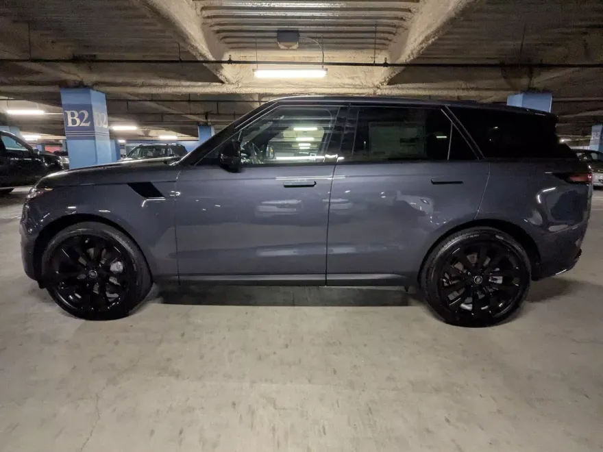 2025 Land Rover Range Rover Sport P360 SE photo 1
