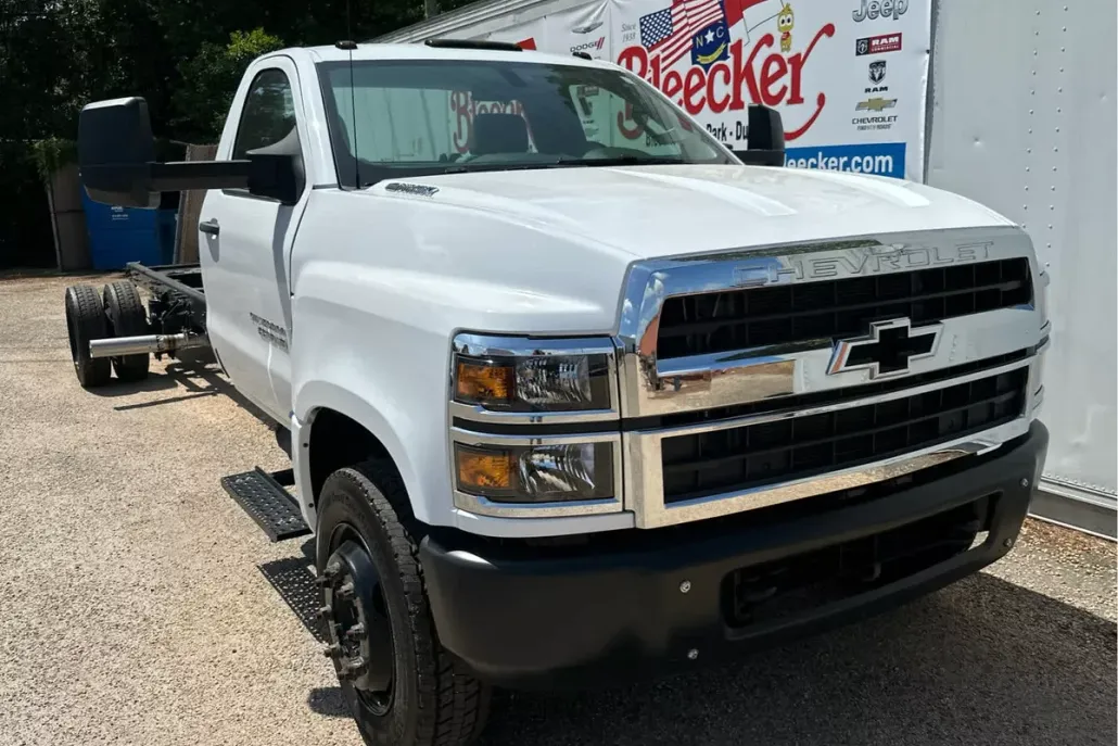 2022 Chevrolet Silverado 6500HD Work Truck photo 1