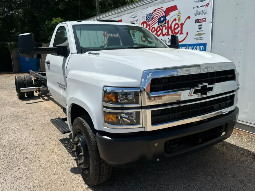 2022 Chevrolet Silverado 6500HD Work Truck photo 1