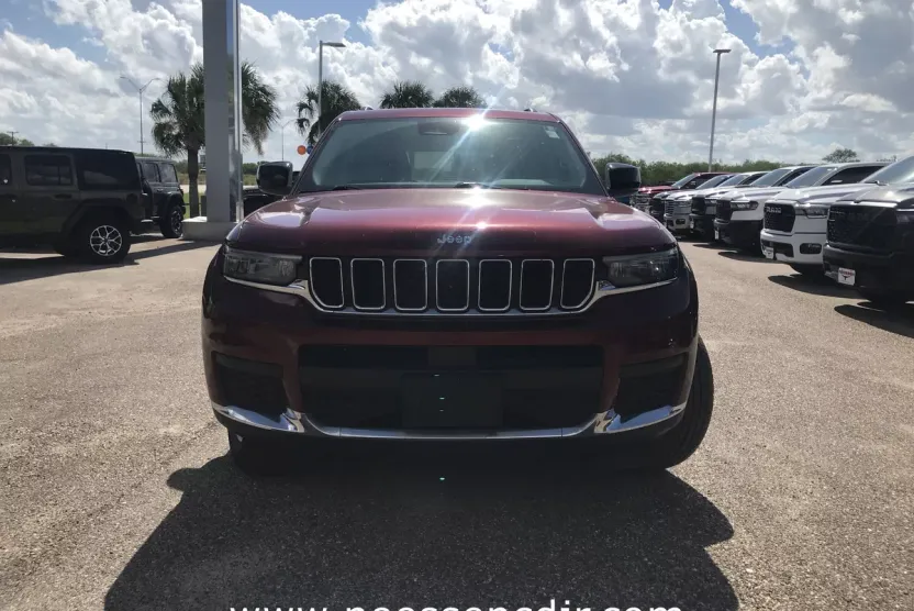 2023 Jeep Grand Cherokee Laredo photo 1