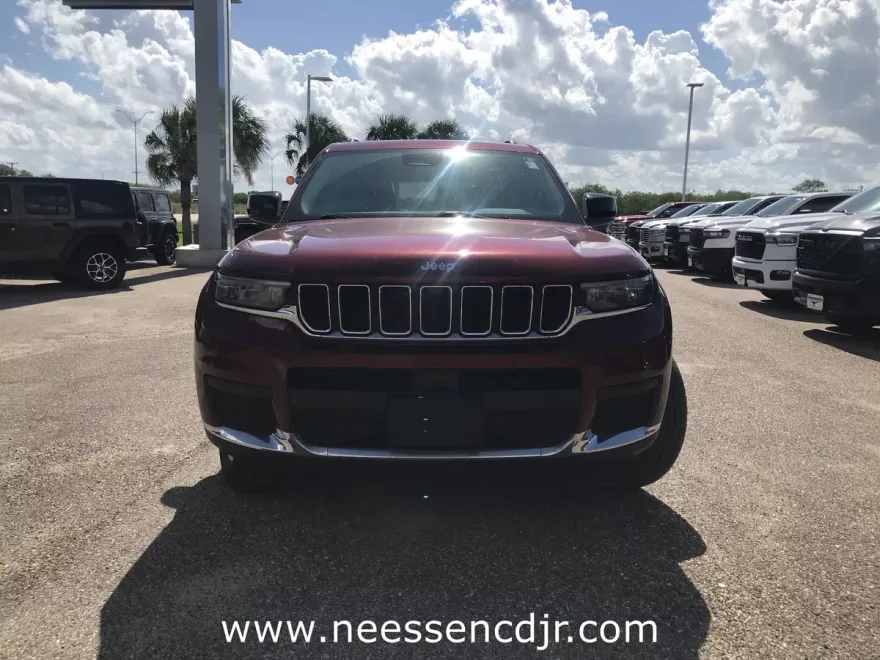 2023 Jeep Grand Cherokee Laredo photo 1
