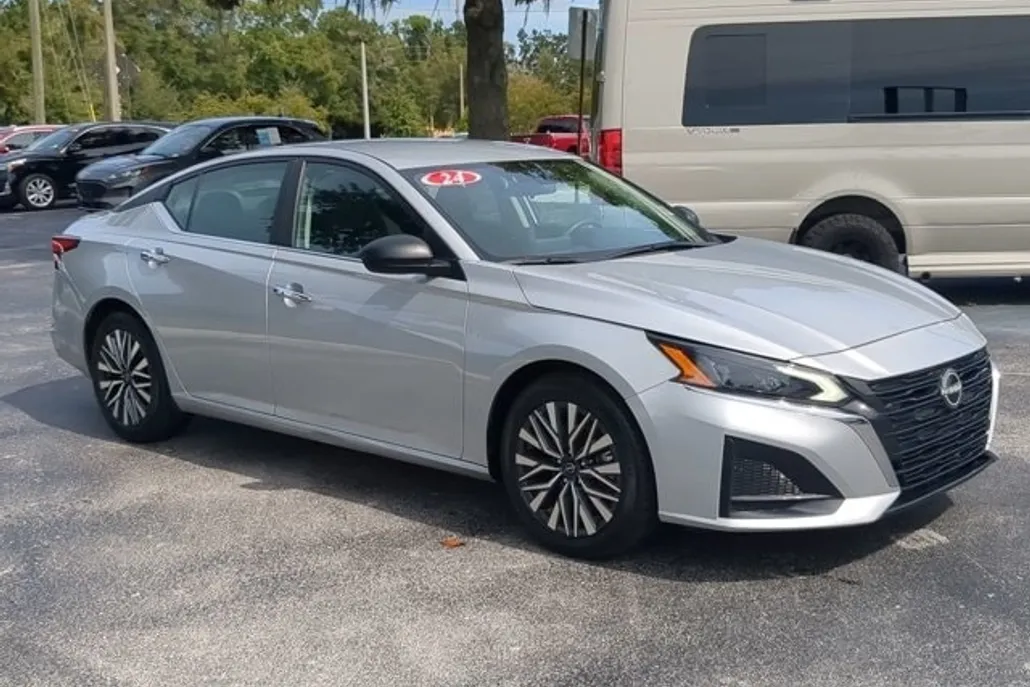 2024 Nissan Altima 2.5 SV photo 1