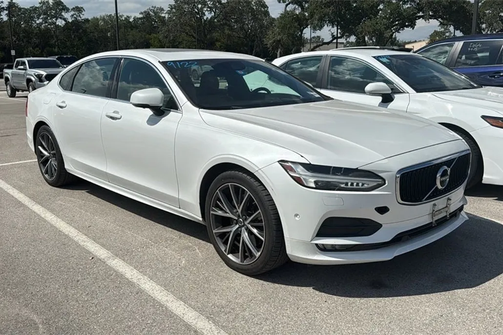 2019 Volvo S90 T6 Momentum photo 1