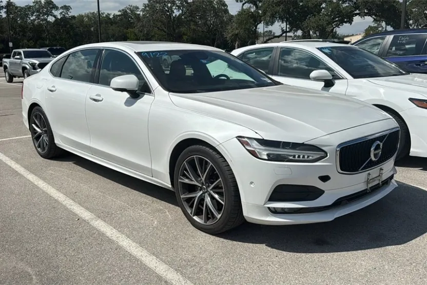 2019 Volvo S90 T6 Momentum photo 1