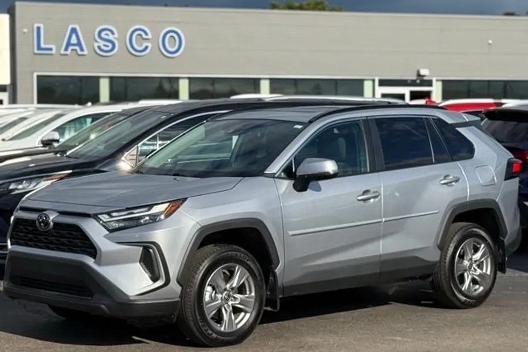 2024 Toyota RAV4 XLE photo 1