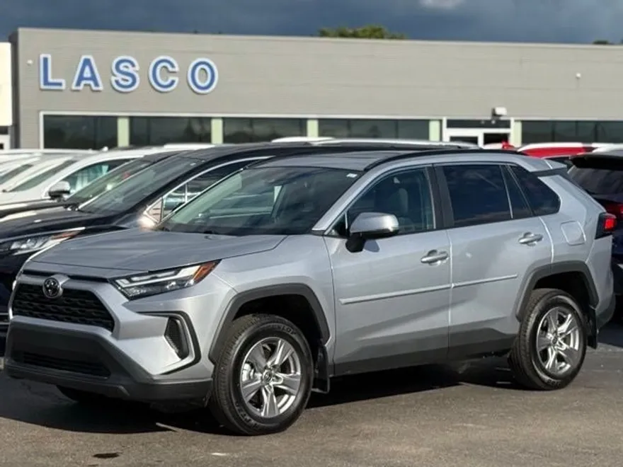 2024 Toyota RAV4 XLE photo 1