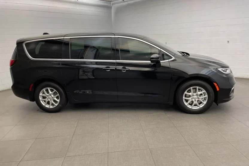 2026 Chrysler Pacifica photo 1