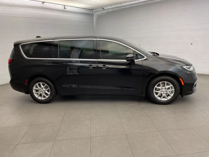 2026 Chrysler Pacifica photo 1