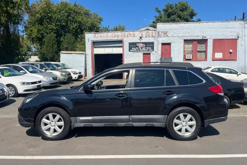 2010 Subaru Outback 2.5i Premium photo 1
