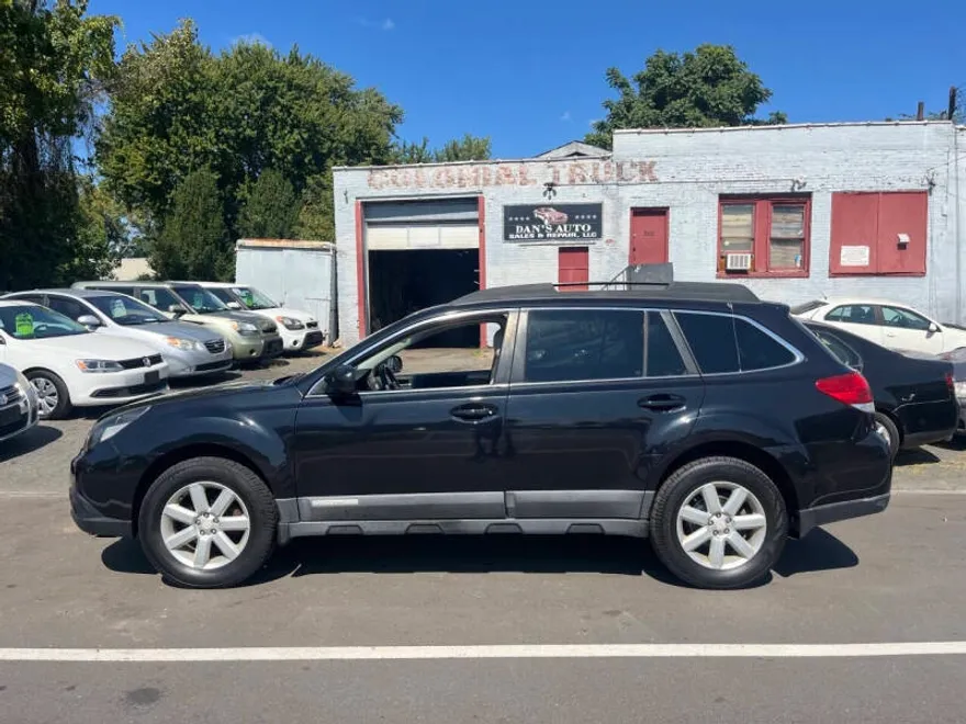 2010 Subaru Outback 2.5i Premium photo 1