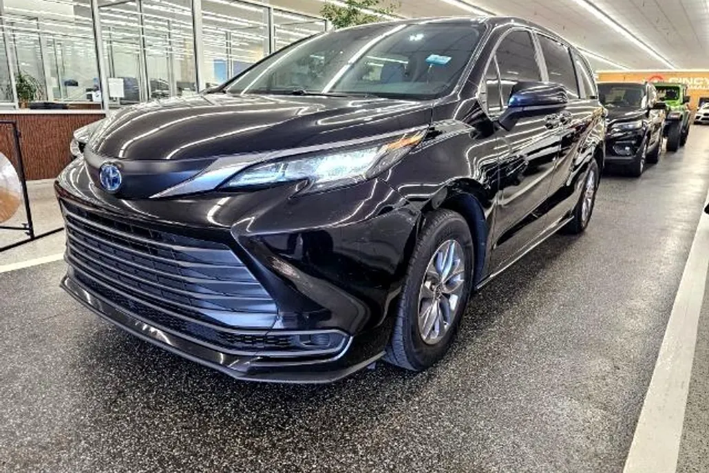 2022 Toyota Sienna LE photo 1
