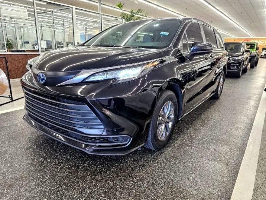 2022 Toyota Sienna LE photo 1