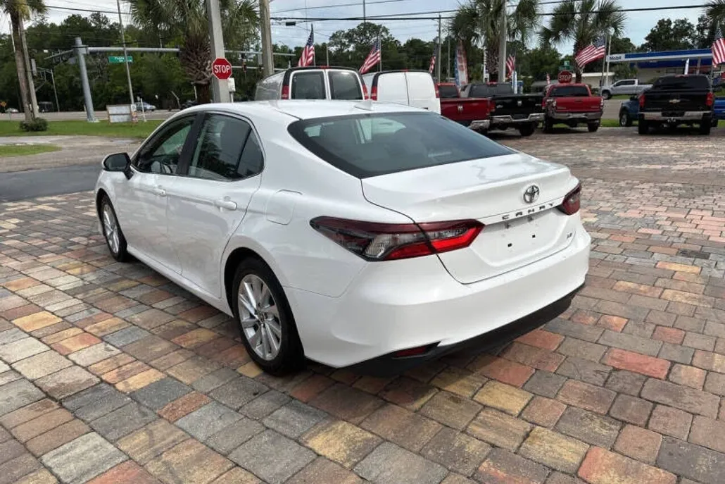 2021 Toyota Camry LE photo 1