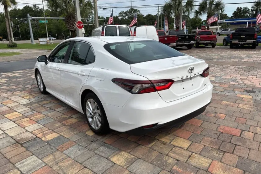 2021 Toyota Camry LE photo 1