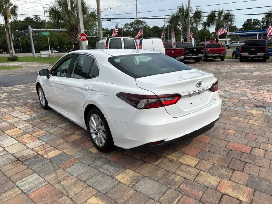 2021 Toyota Camry LE photo 1
