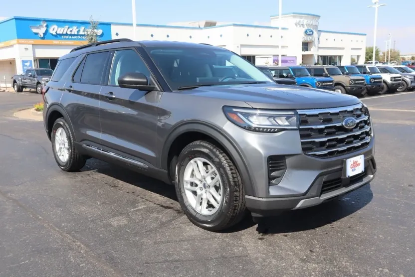 2025 Ford Explorer photo 1