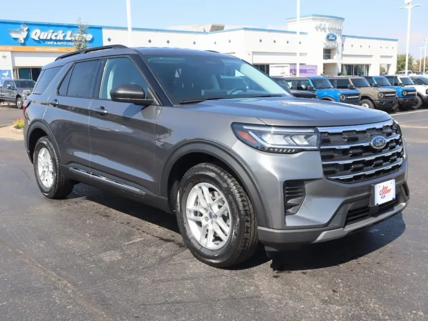 2025 Ford Explorer photo 1