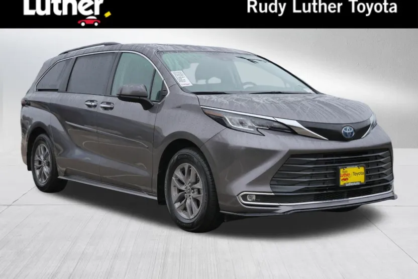 2023 Toyota Sienna XLE photo 1