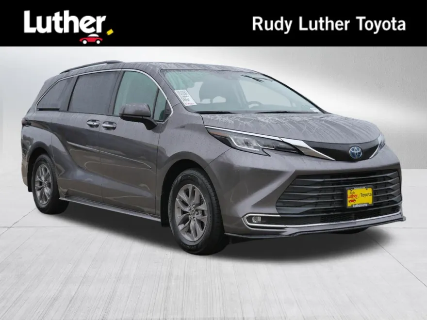 2023 Toyota Sienna XLE photo 1