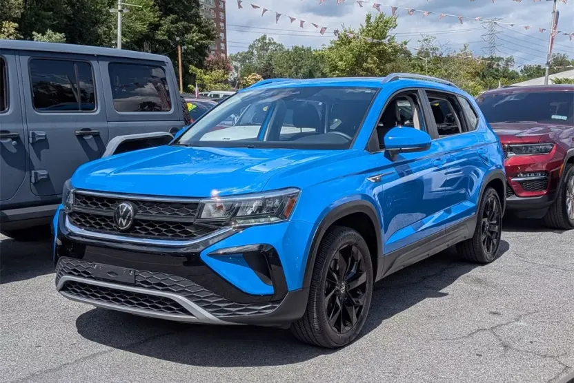2023 Volkswagen Taos SE photo 1