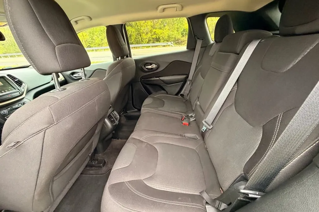 2016 Jeep Cherokee Latitude Sport photo 1