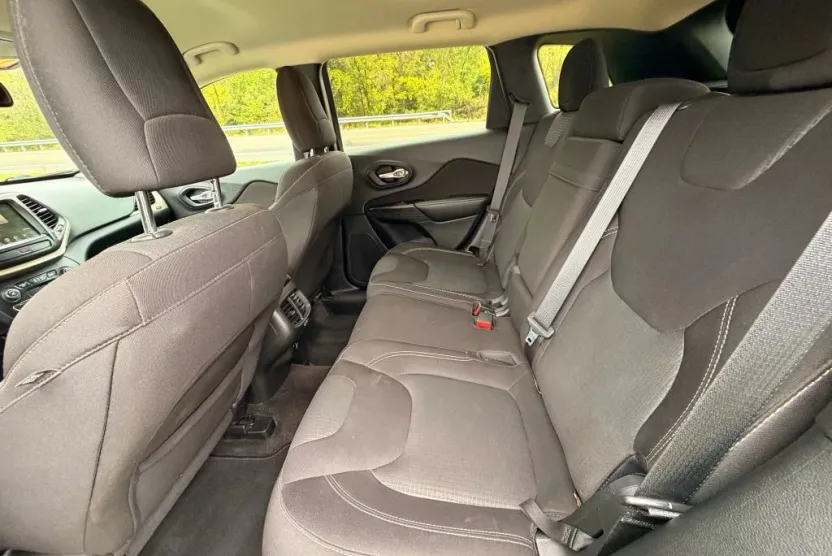 2016 Jeep Cherokee Latitude Sport photo 1