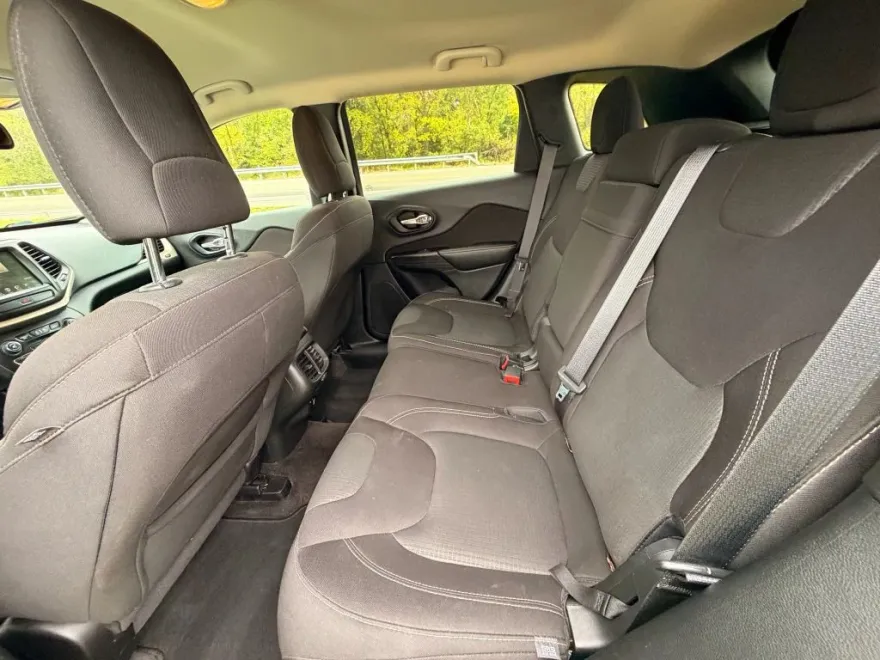 2016 Jeep Cherokee Latitude Sport photo 1