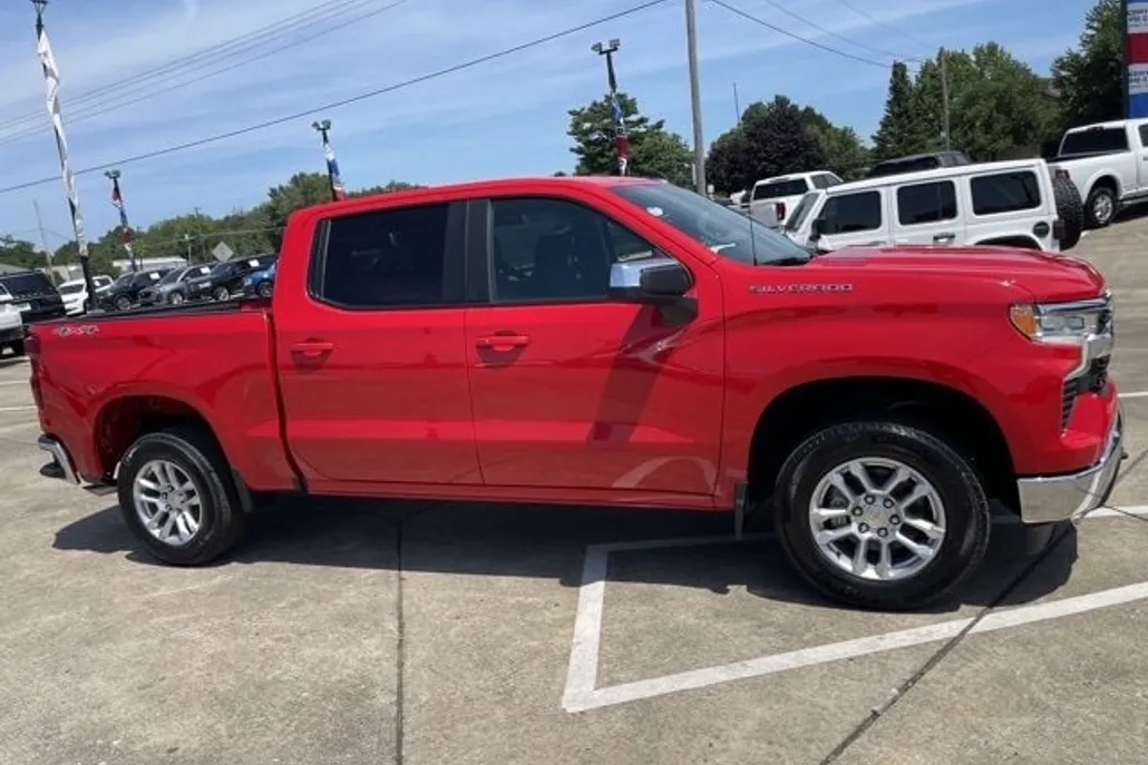 2026 Chevrolet Silverado 1500 LT photo 1