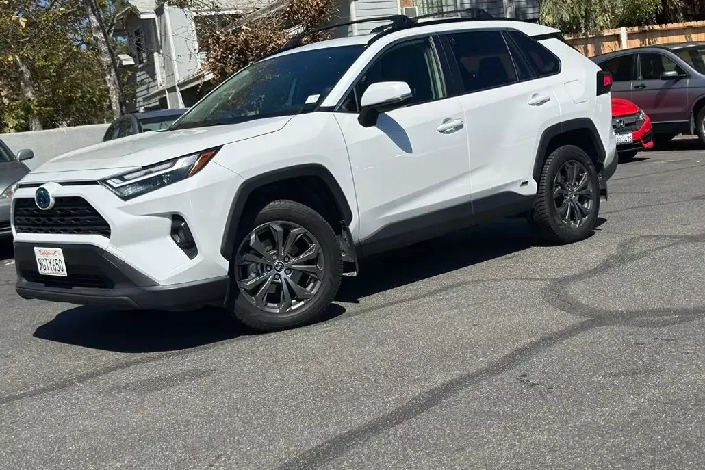 2023 Toyota RAV4 Hybrid XLE Premium photo 1