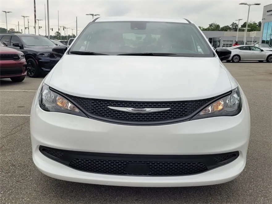 2025 Chrysler Voyager LX photo 1