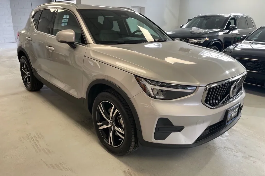 2025 Volvo XC40 Core photo 1