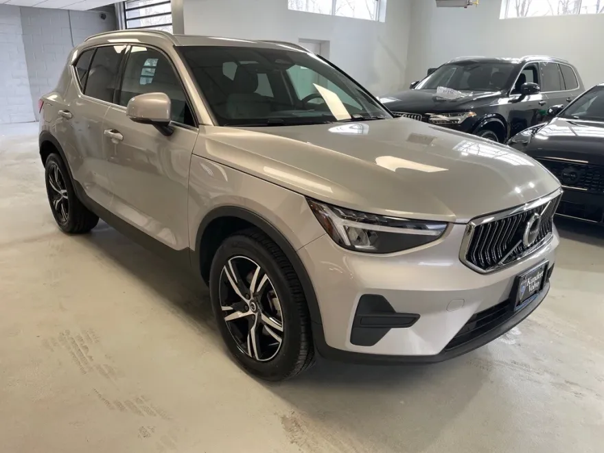 2025 Volvo XC40 Core photo 1