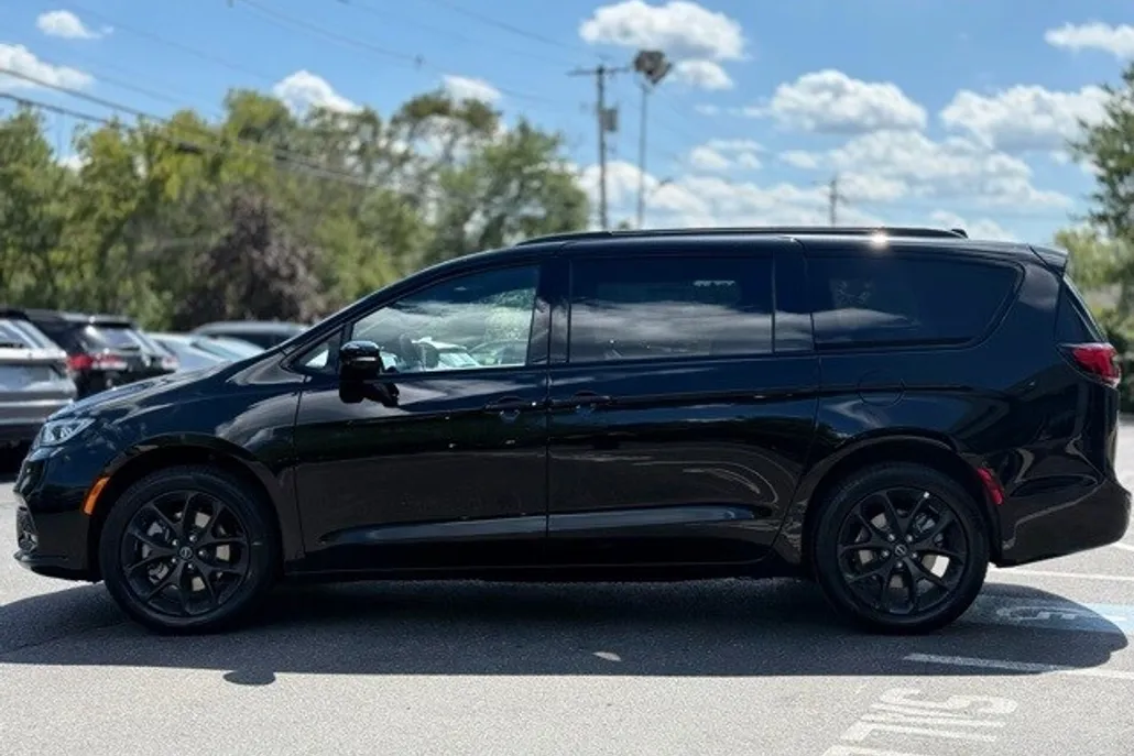 2026 Chrysler Pacifica Limited photo 1