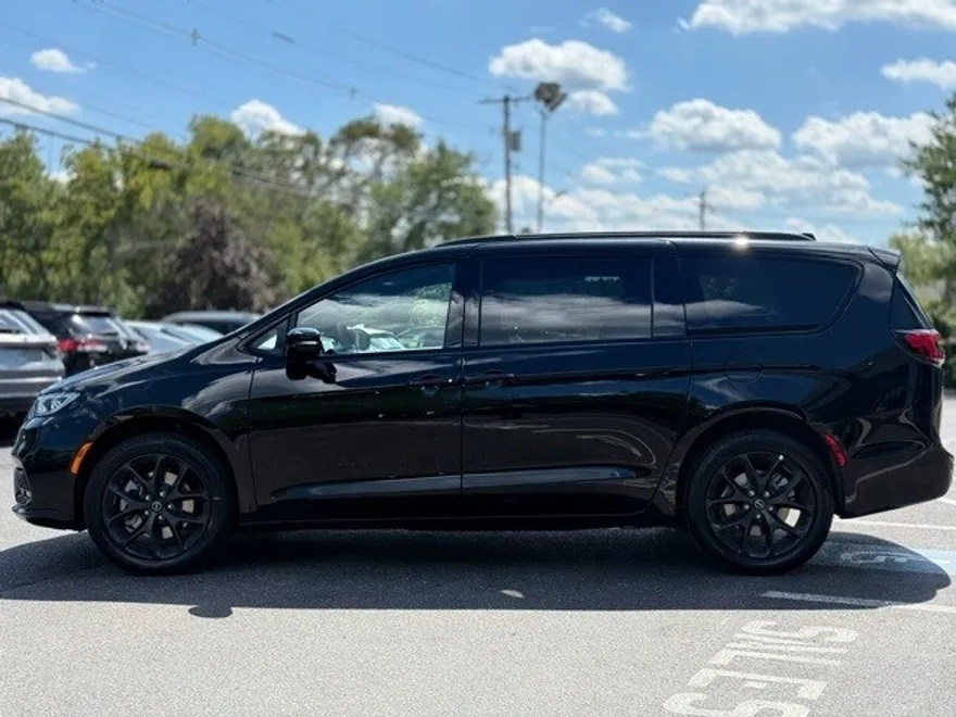 2026 Chrysler Pacifica Limited photo 1