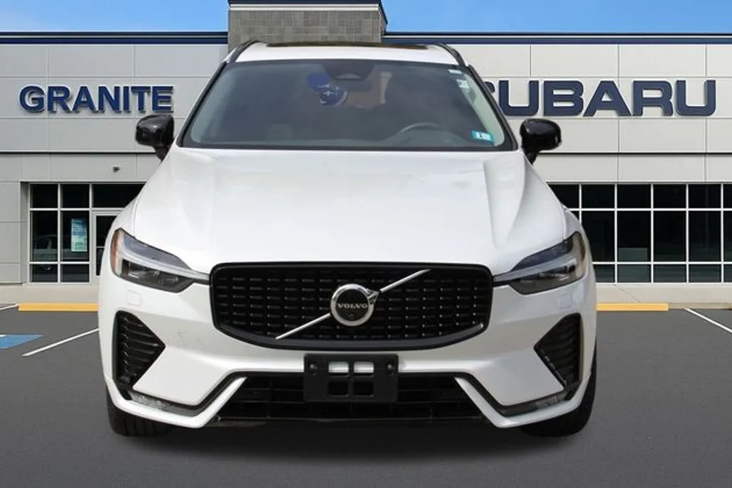 2023 Volvo XC60 B5 Plus photo 1