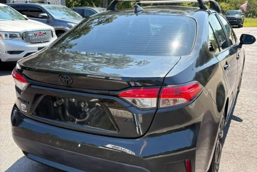 2021 Toyota Corolla LE photo 1
