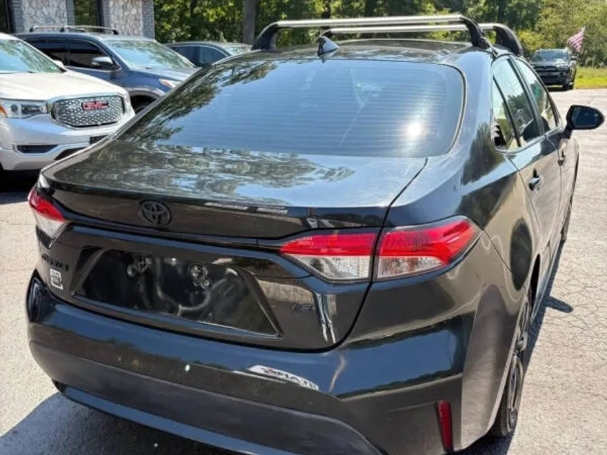 2021 Toyota Corolla LE photo 1