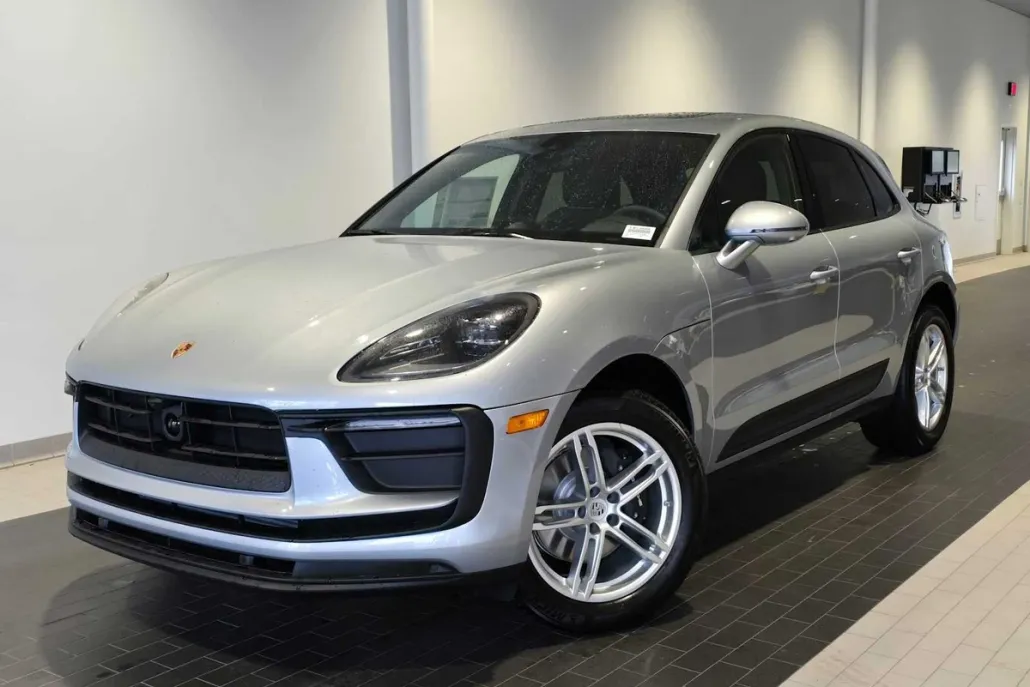 2025 Porsche Macan T photo 1