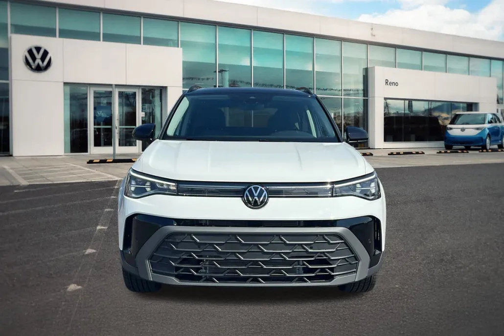 2025 Volkswagen Taos SE photo 1